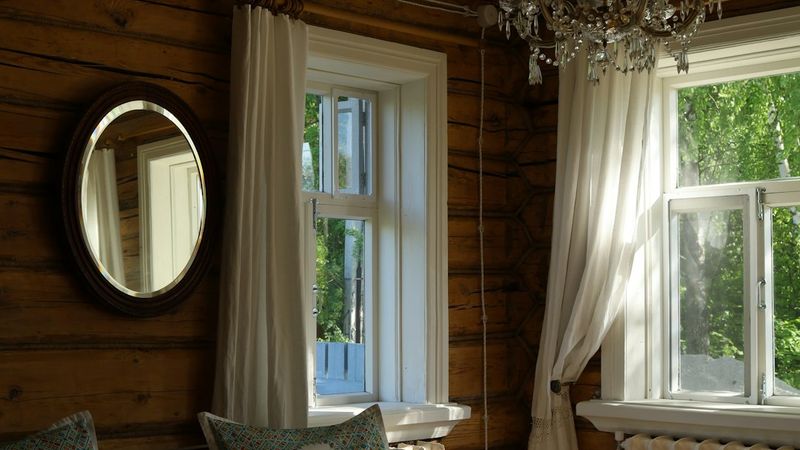 Espelho decorativo em sala de jantar