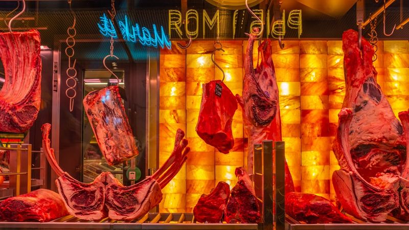 Fachada de vidro de uma loja moderna