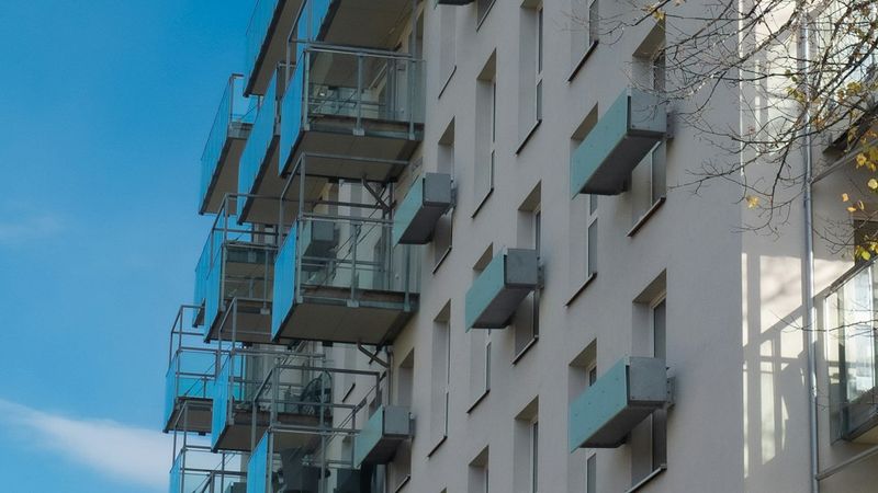 Varanda moderna com guarda-corpo de vidro