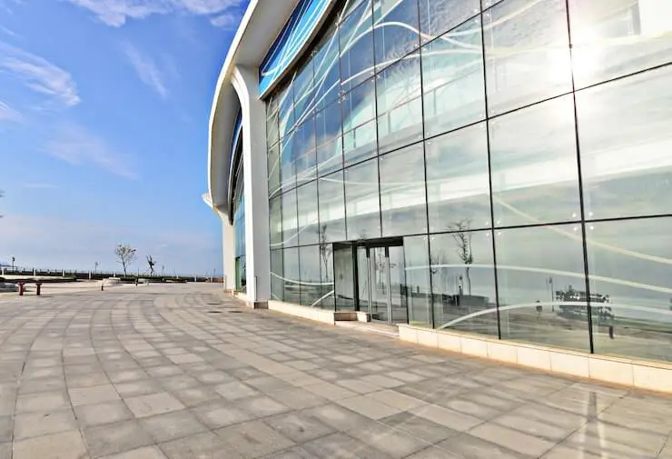 Fachada moderna de uma vidraçaria em Feira de Santana com reflexo de luz em vidros temperados